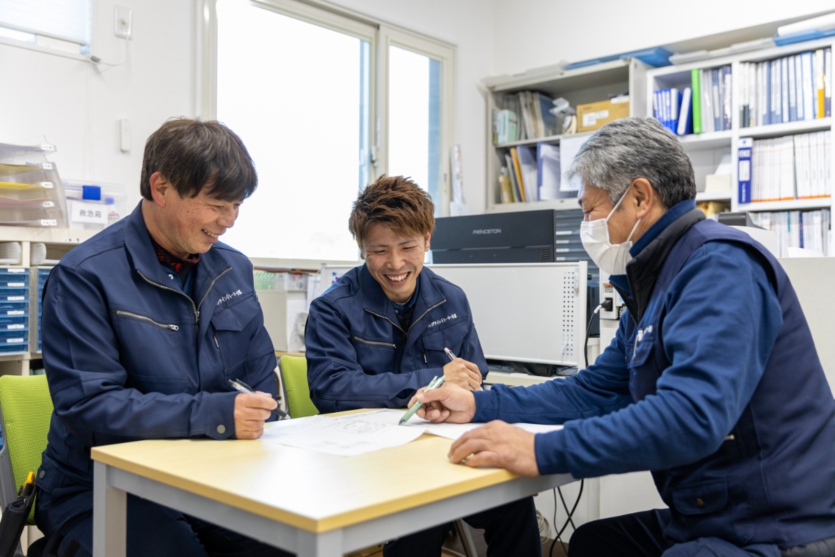 スタッフが打ち合わせしている画像