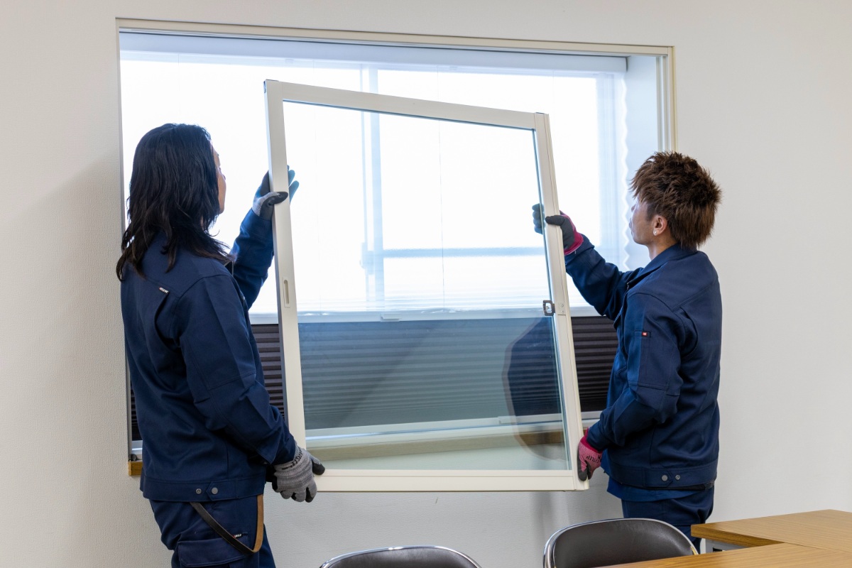 スタッフ二人が作業している画像